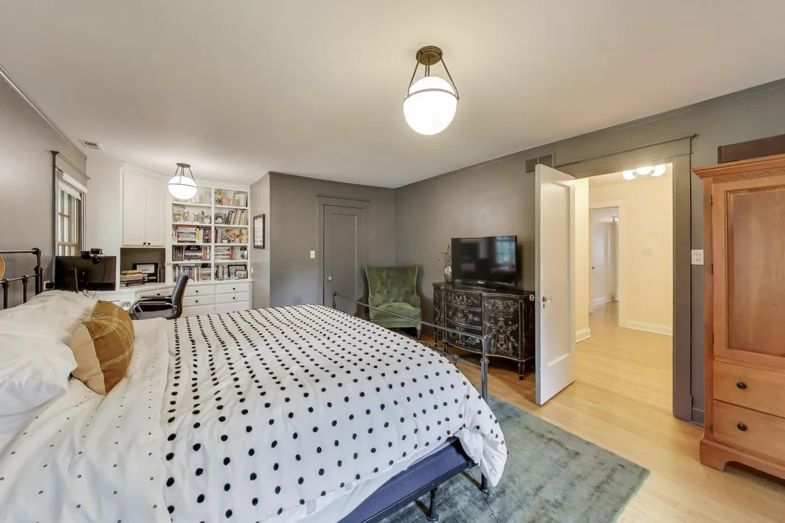 Photo of 547 JACKSON Avenue
