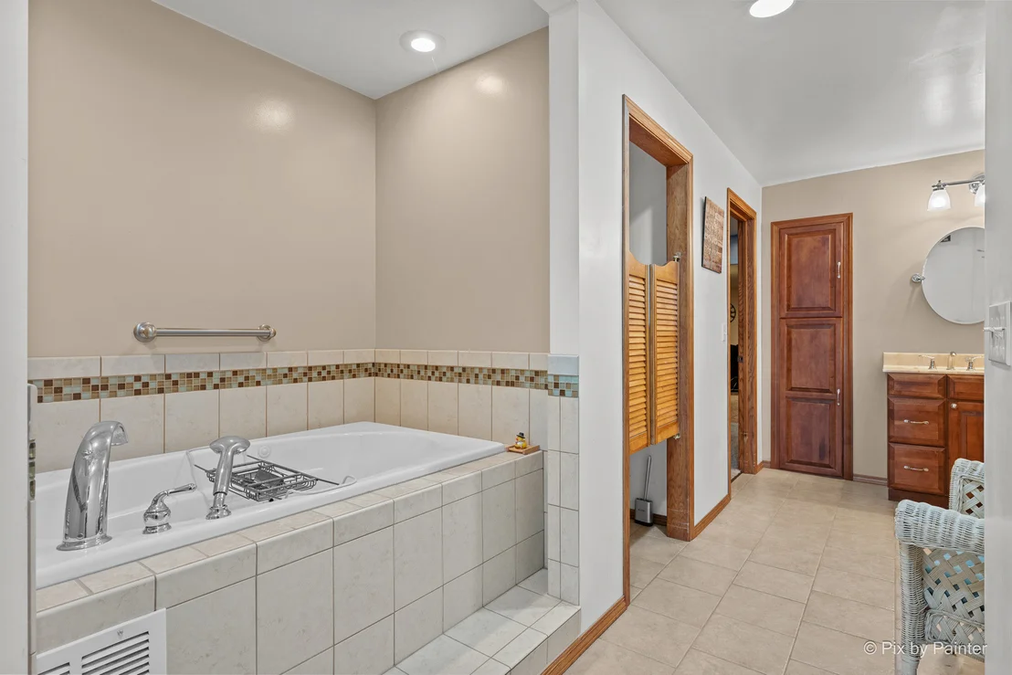 Photo of 1423 N River Road