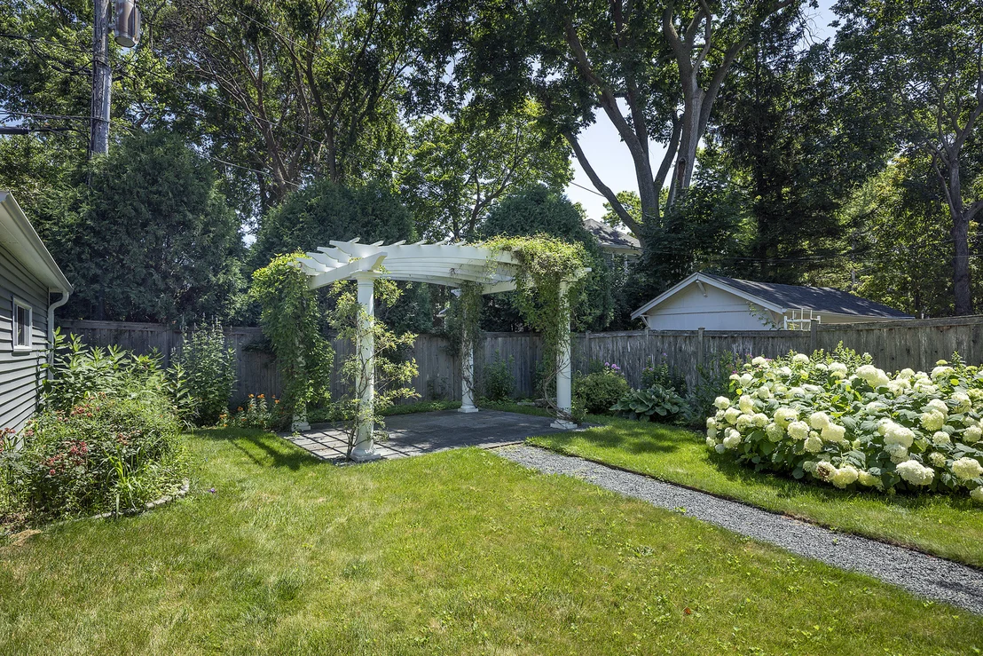 Photo of 589 Vernon Avenue