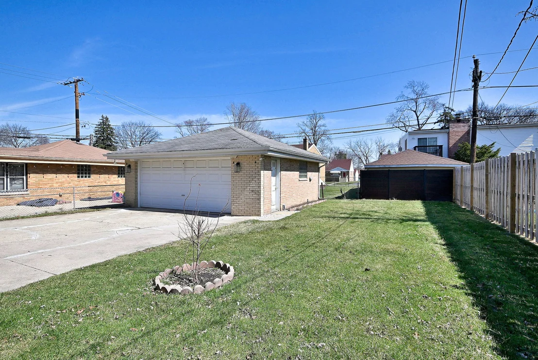 Photo of 341 Iroquois Road