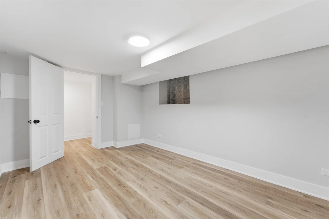 Photo of 623 E 88th Place