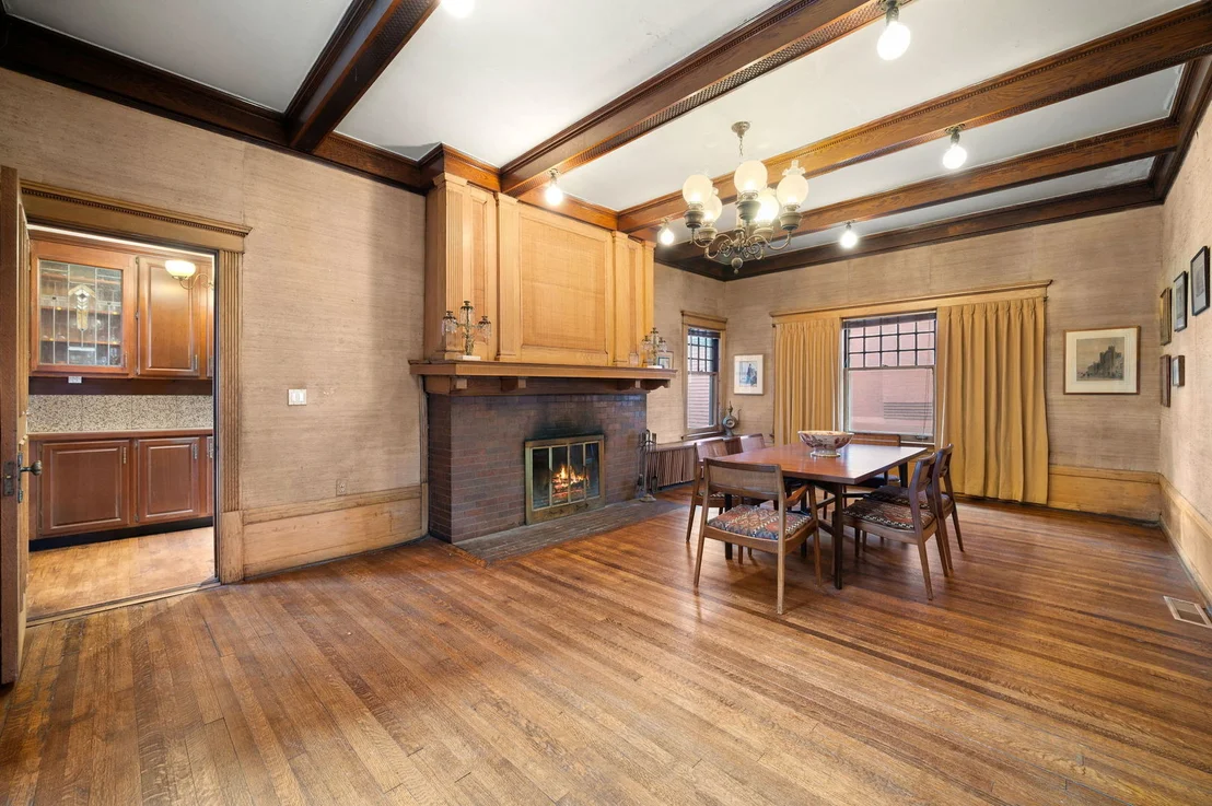 Photo of 832 W Junior Terrace