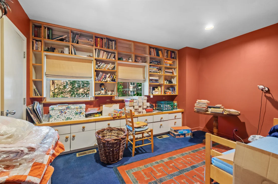 Photo of 925 W Wolfram Street
