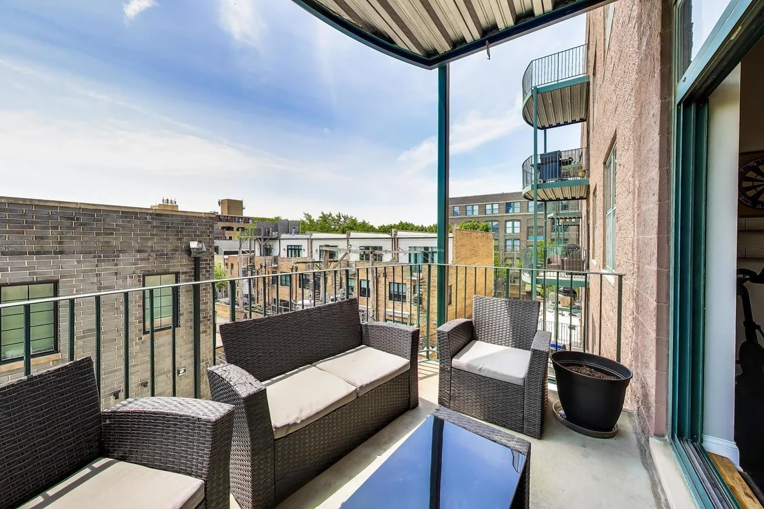 Photo of Unit 405 at 1301 W Washington Boulevard