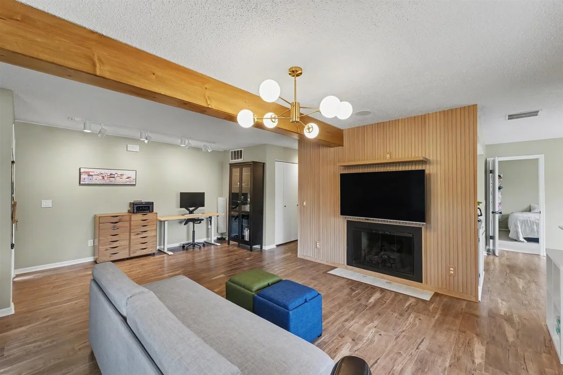 Photo of Unit 2101 at 2101 Harbortown Circle