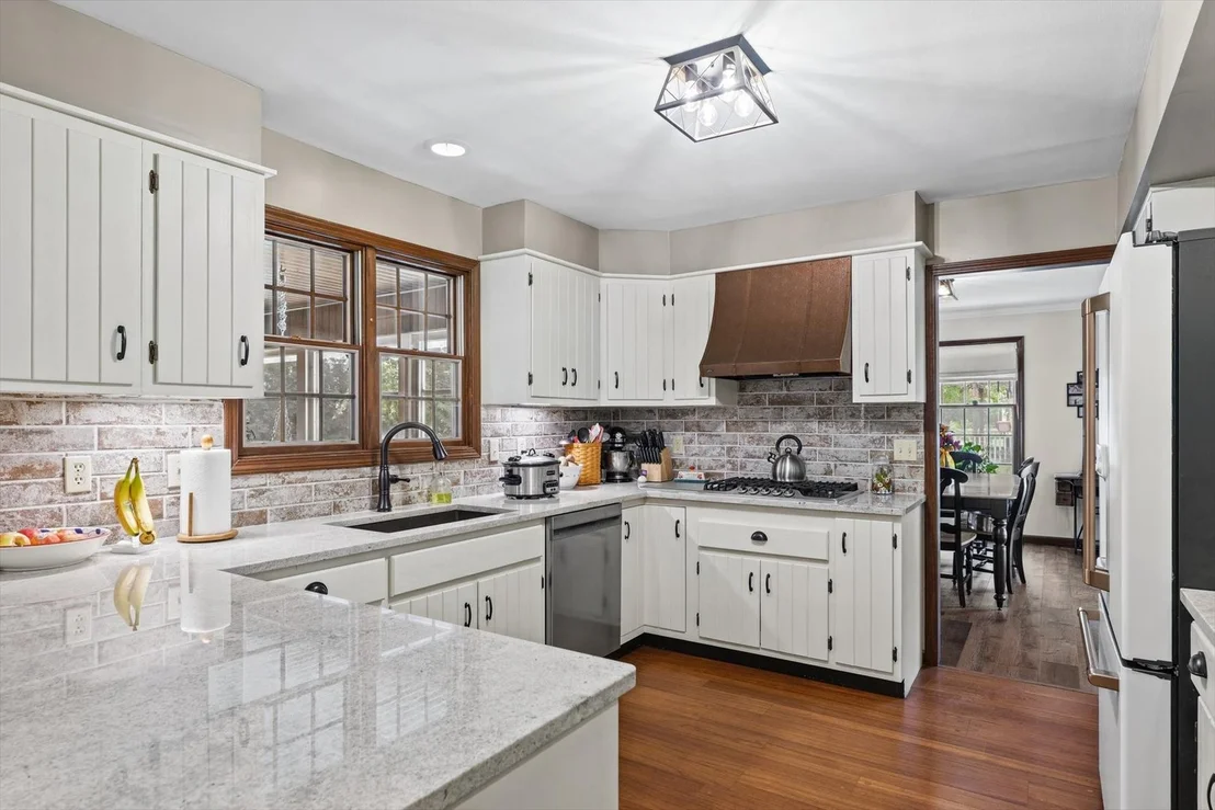 Photo of 703 Surrey Road