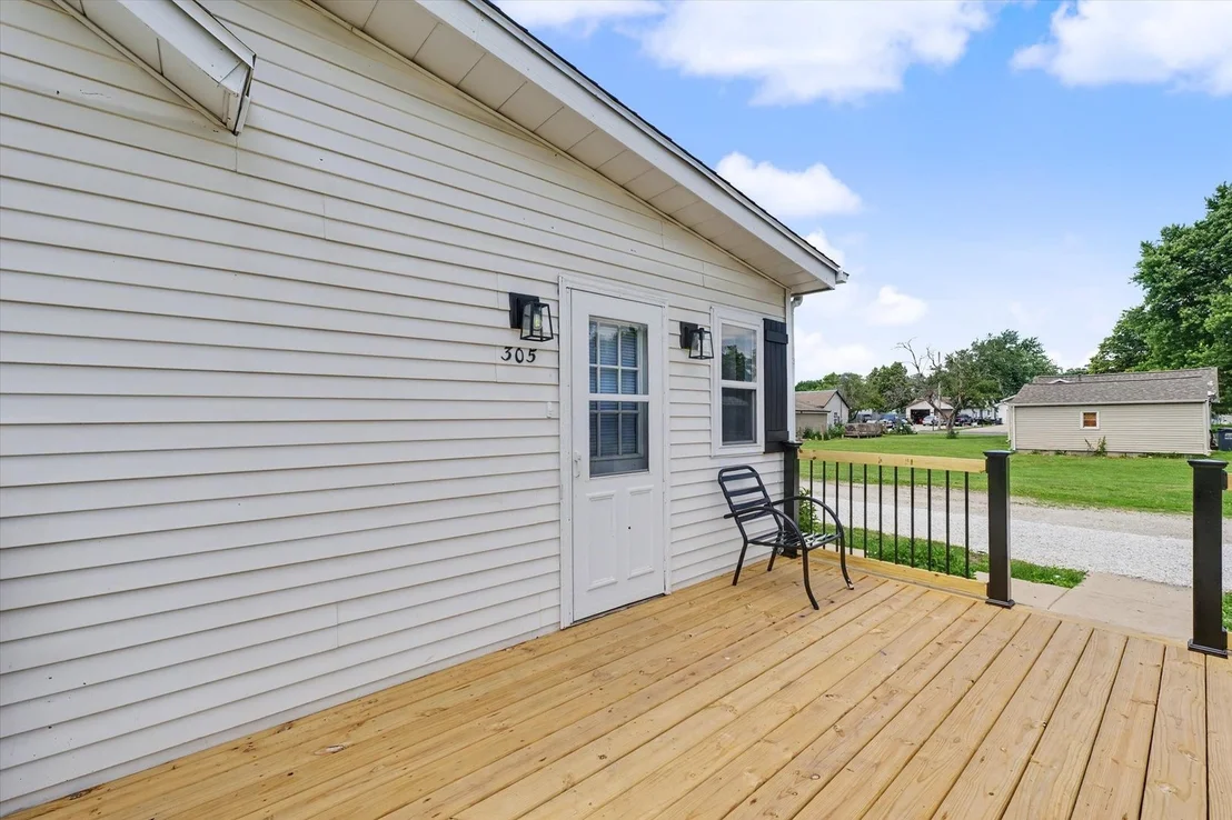 Photo of 305 S 1st Street