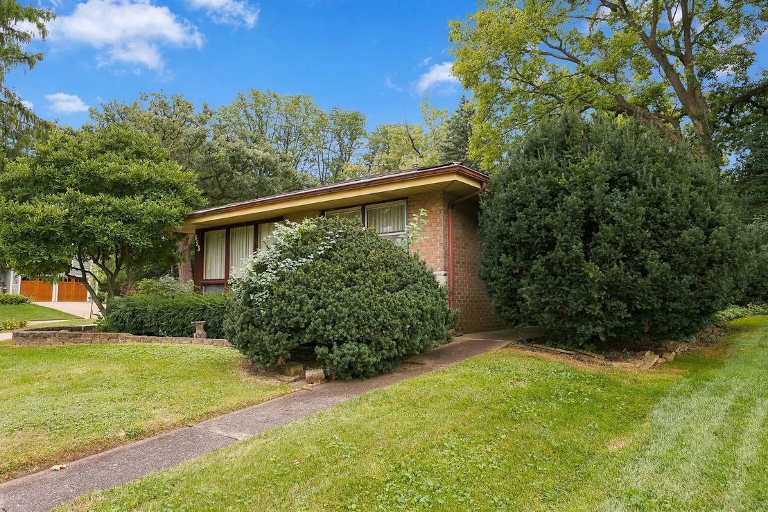 Photo of 853 Edgewater Drive
