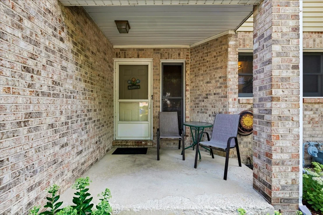 Photo of 446 S Wenbriar Square