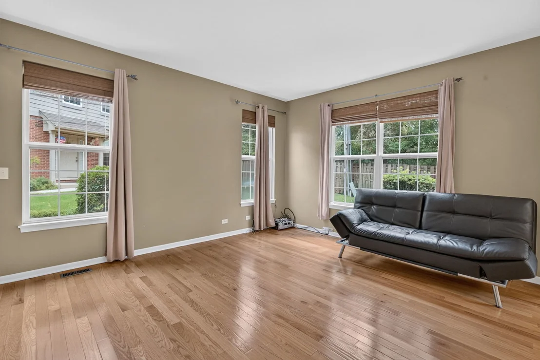 Photo of 10S447 Carrington Circle