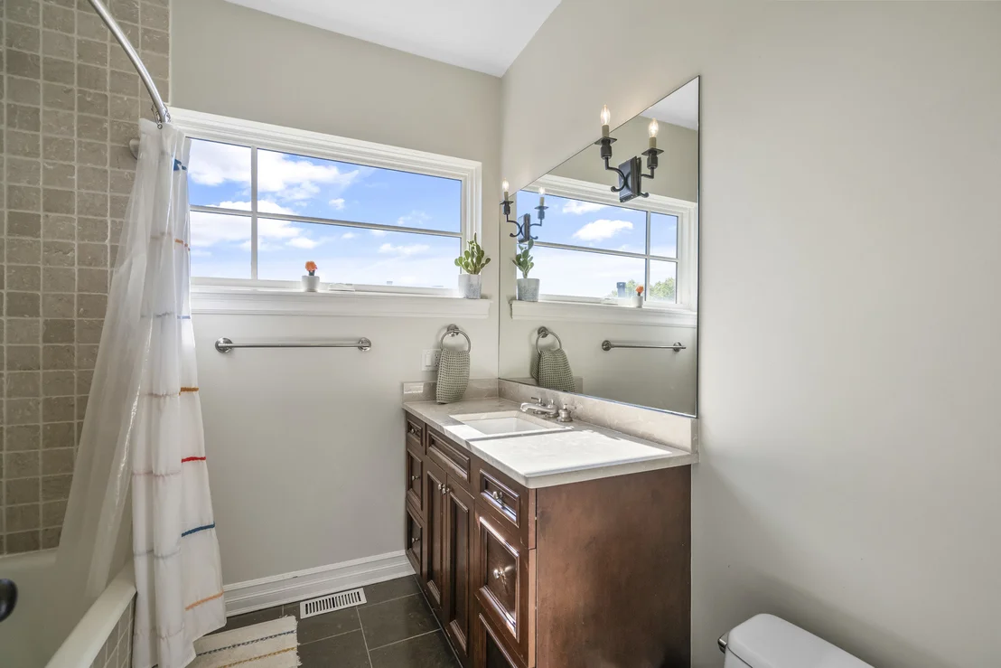 Photo of 1331 W Wolfram Street