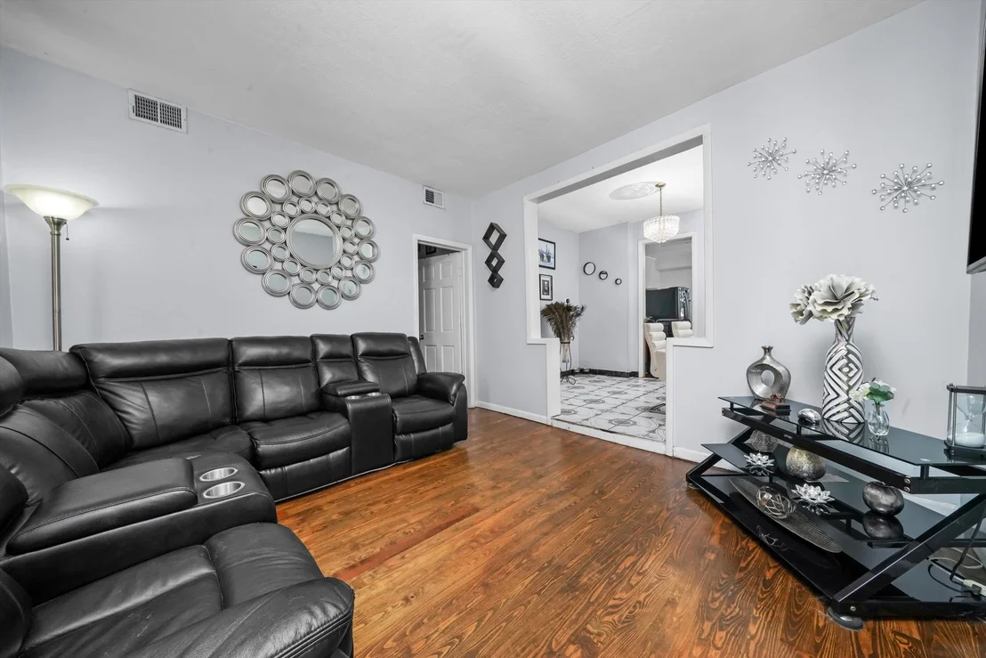 Photo of 5512 W WRIGHTWOOD Avenue