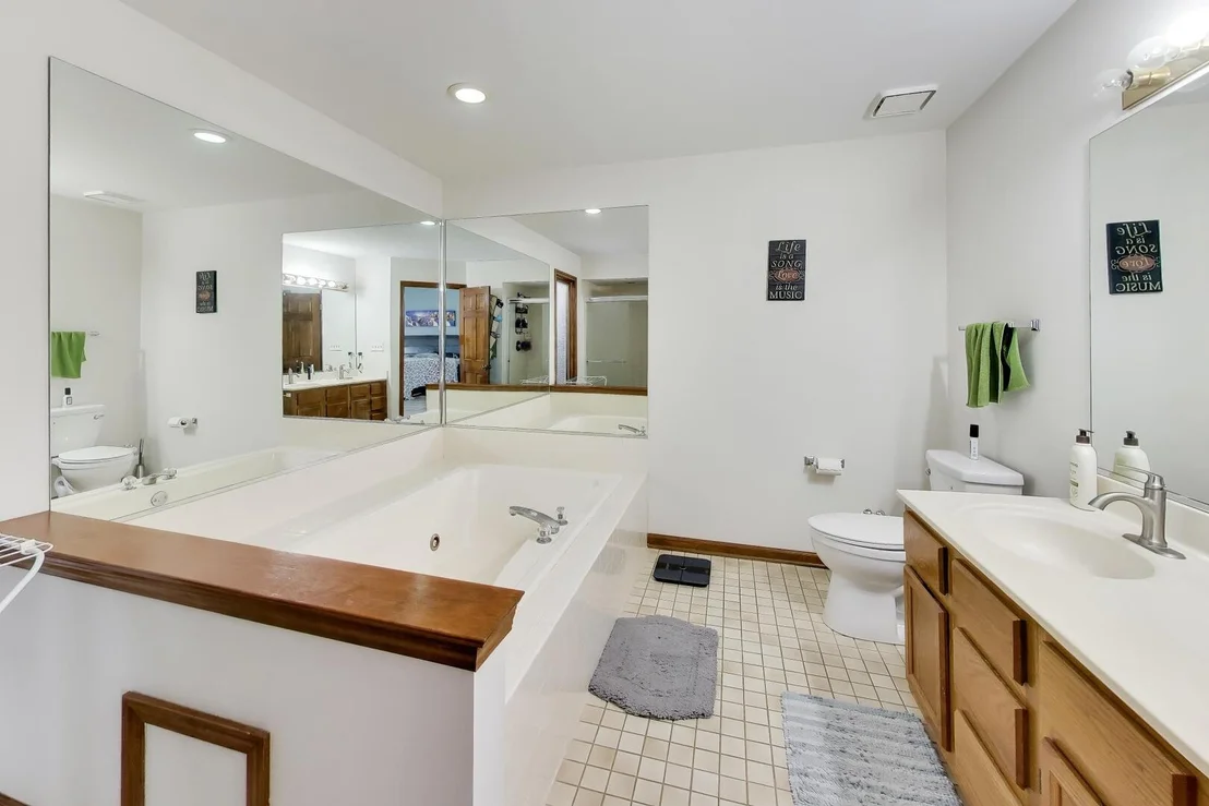 Photo of 1075 Longford Road