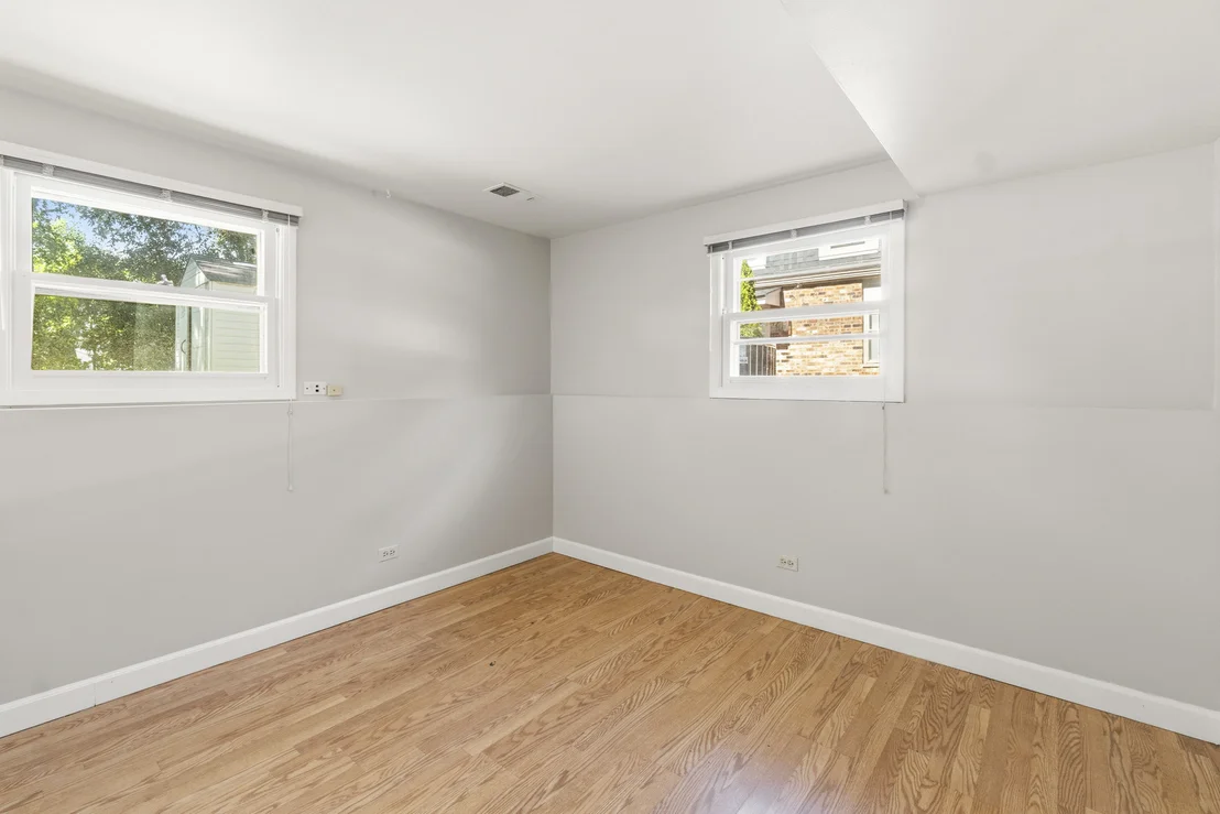Photo of 933 W Gilbert Avenue