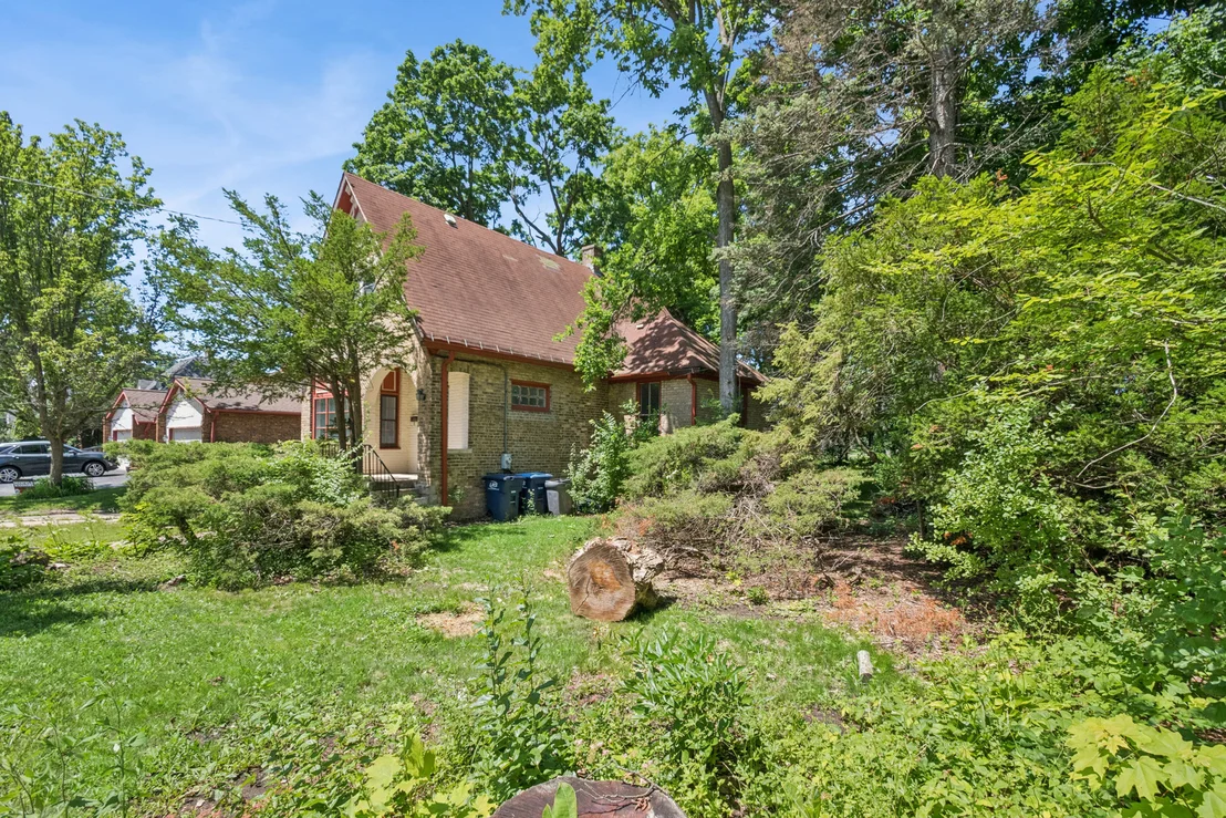 Photo of 1060 Deerfield Road