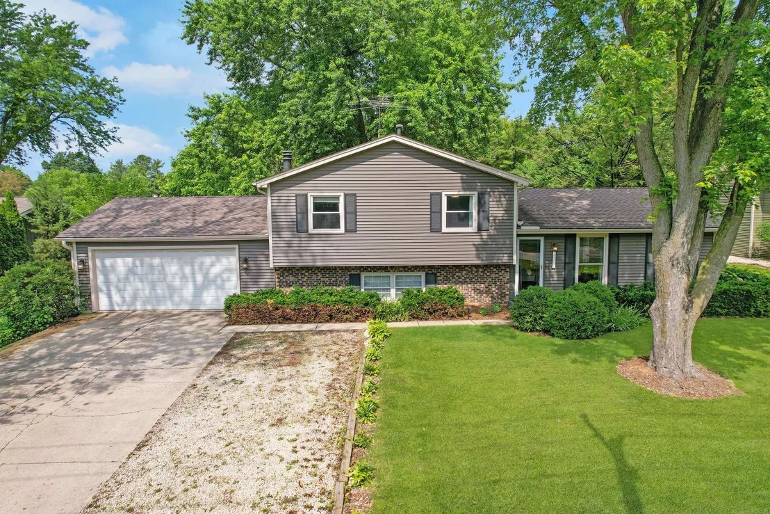 Photo of 11S556 Book Road