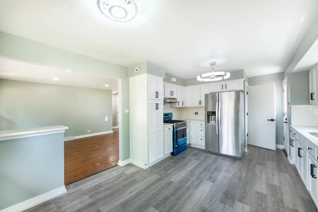 Photo of 1015 W Victoria Avenue