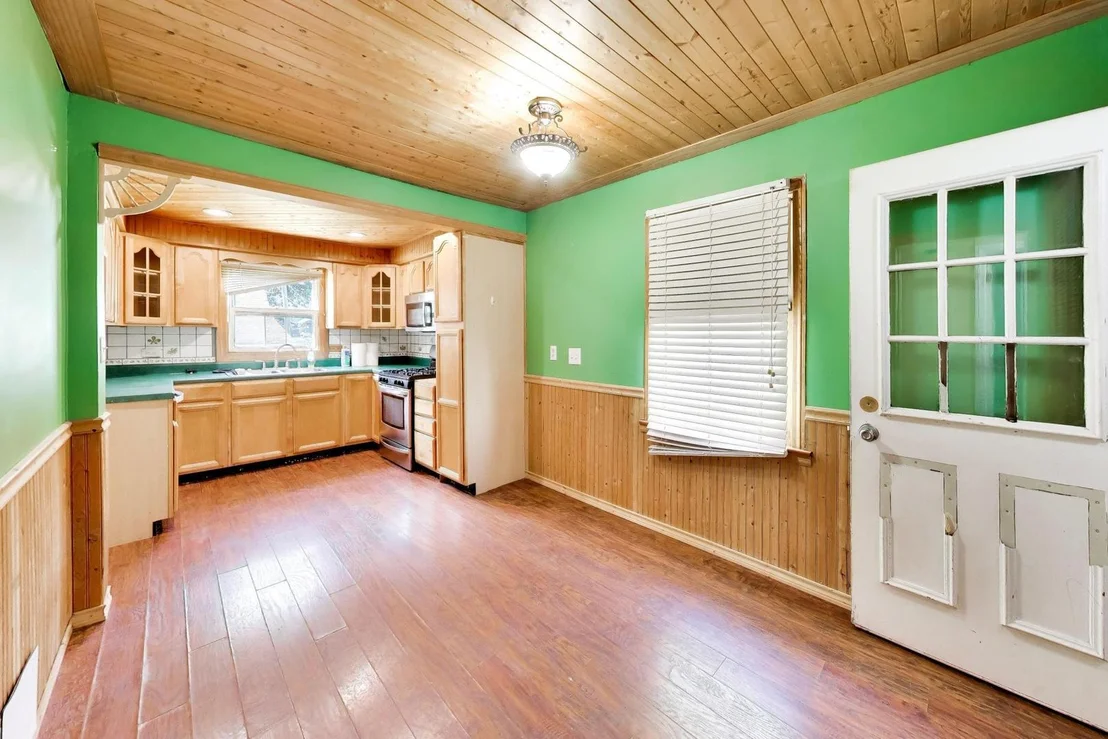 Photo of 17558 Community Street