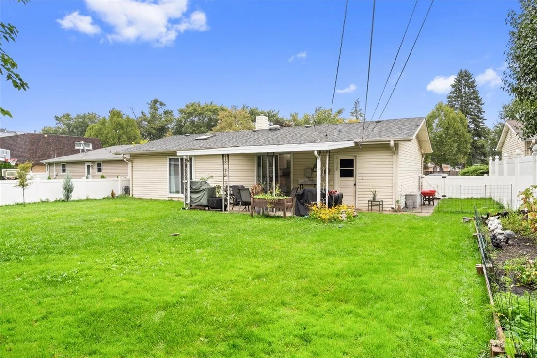 Photo of 1409 W WILLOW Lane