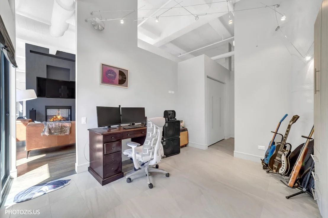 Photo of Unit 202 at 1000 W Washington Boulevard
