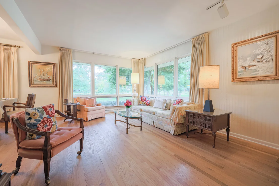 Photo of 853 Edgewater Drive