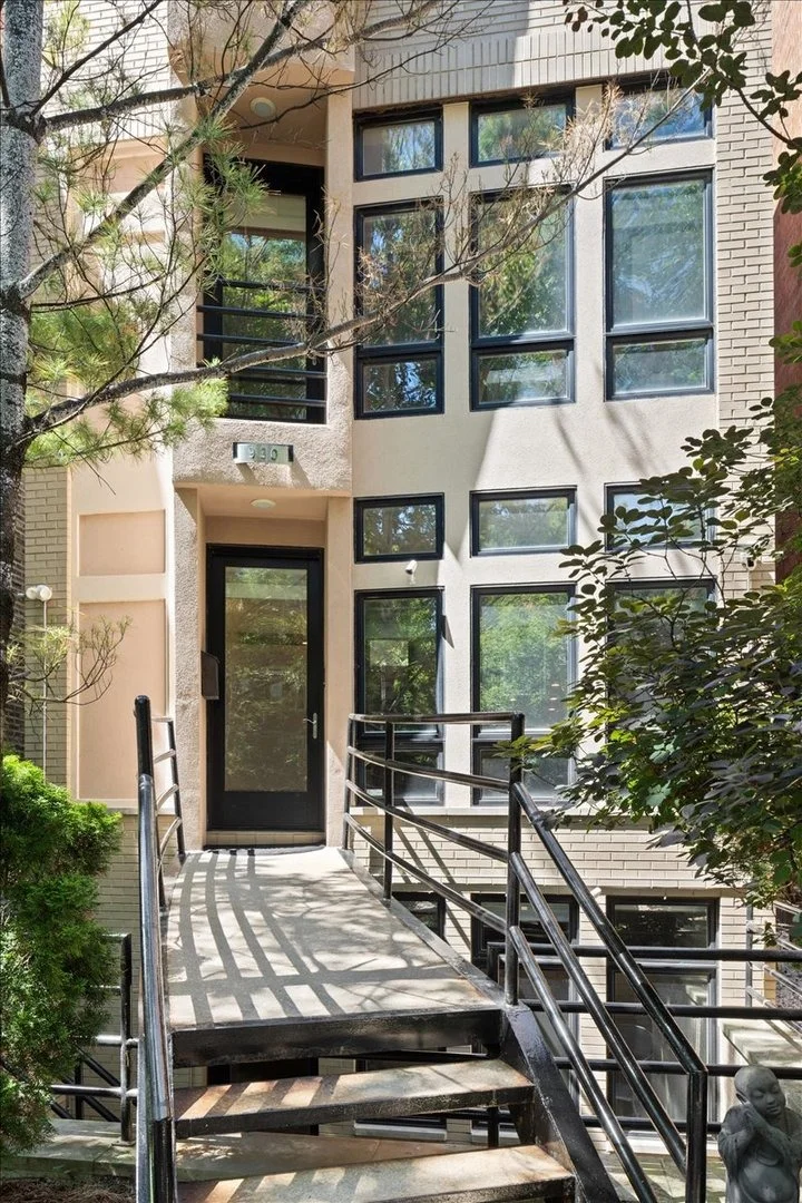 Photo of 930 W Wolfram Street