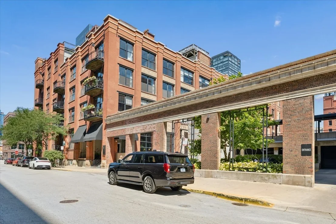 Photo of Unit 216 at 1000 W WASHINGTON Boulevard