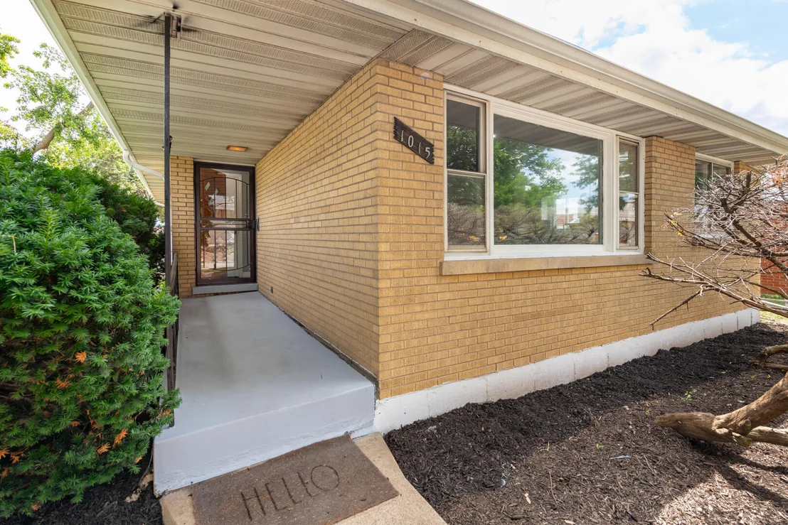 Photo of 1015 W Victoria Avenue