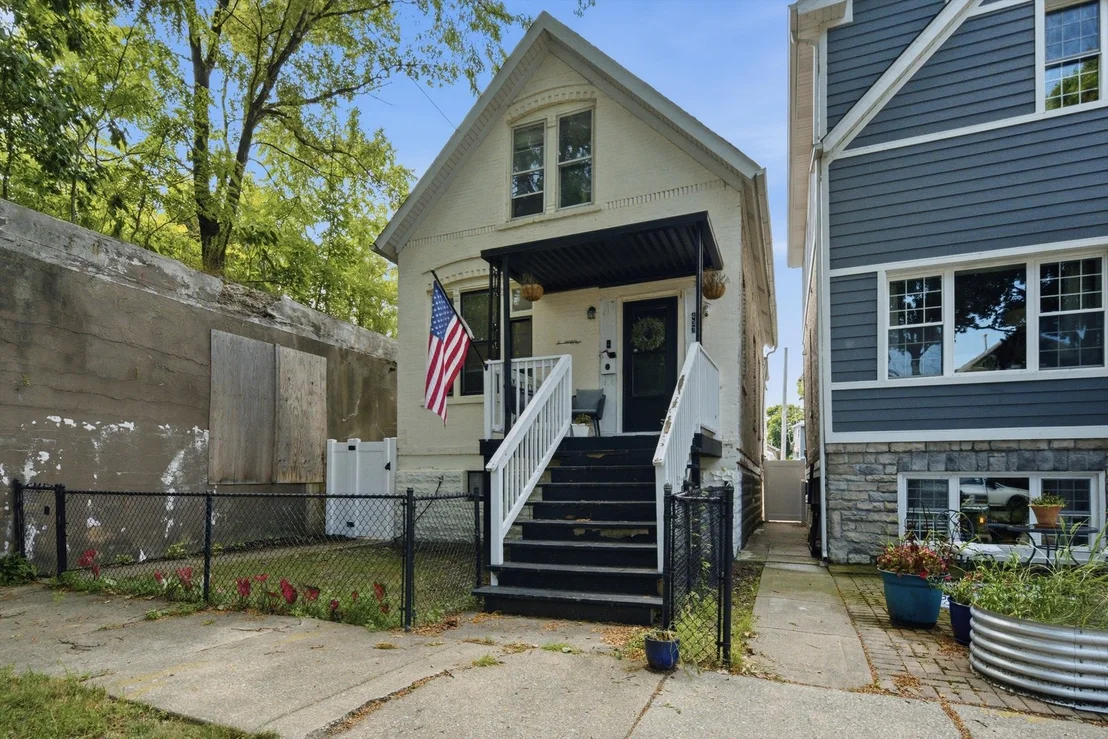 Photo of 437 W 44th Place