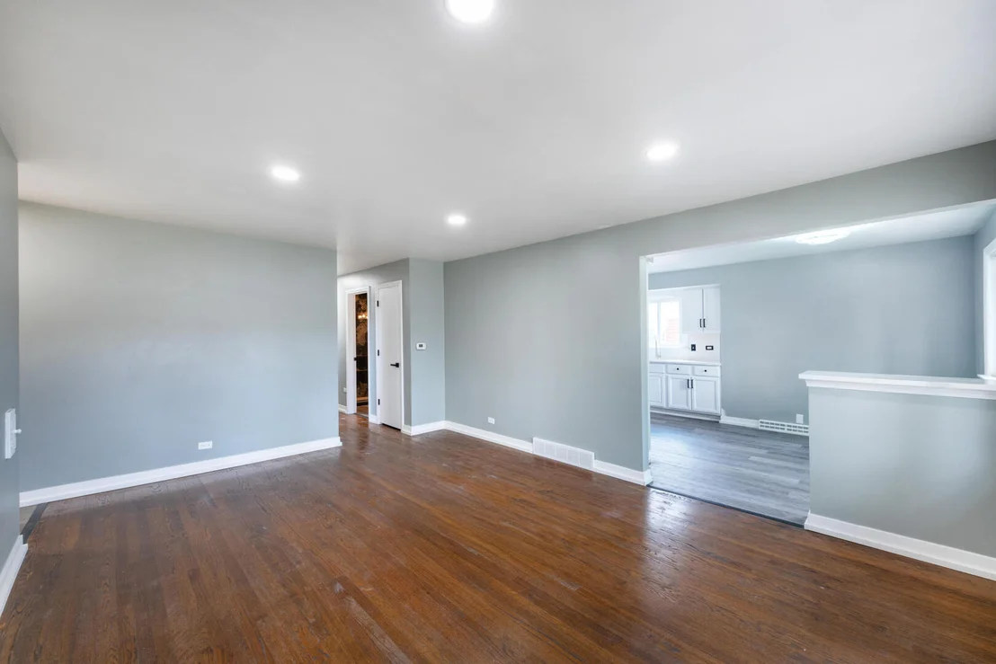 Photo of 1015 W Victoria Avenue