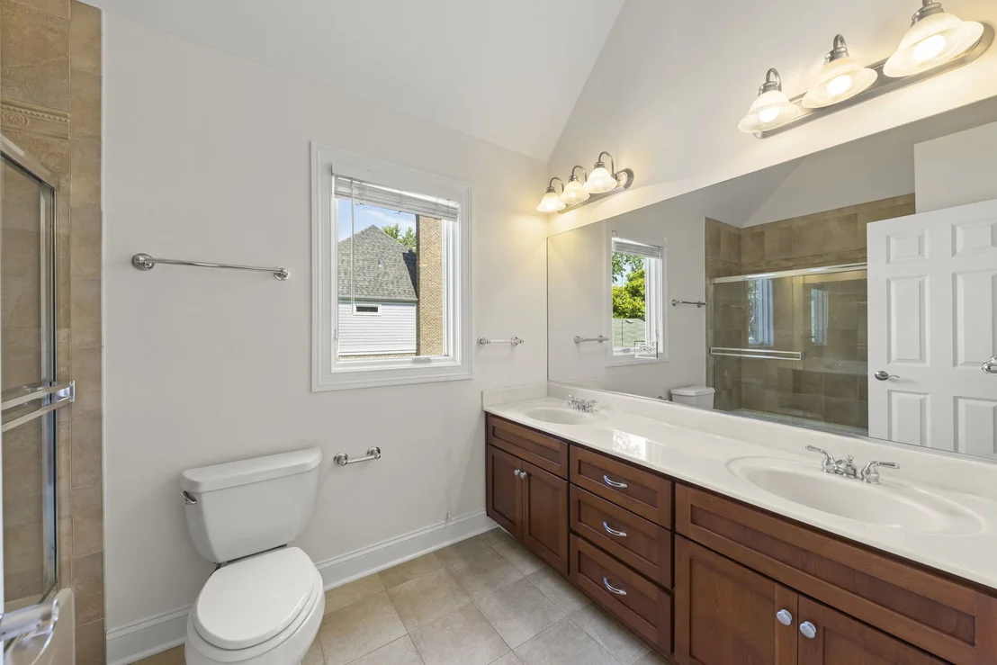 Photo of 133 N Geneva Avenue