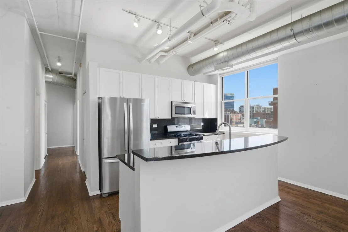 Photo of Unit 710 at 950 W Monroe Street