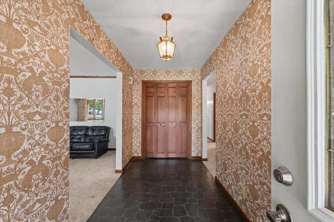 Photo of 906 Crestview Drive