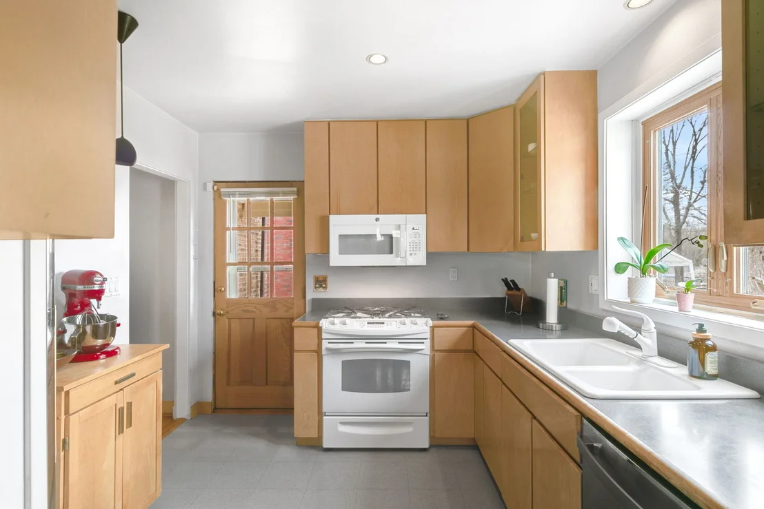 Photo of 446 Longcommon Road