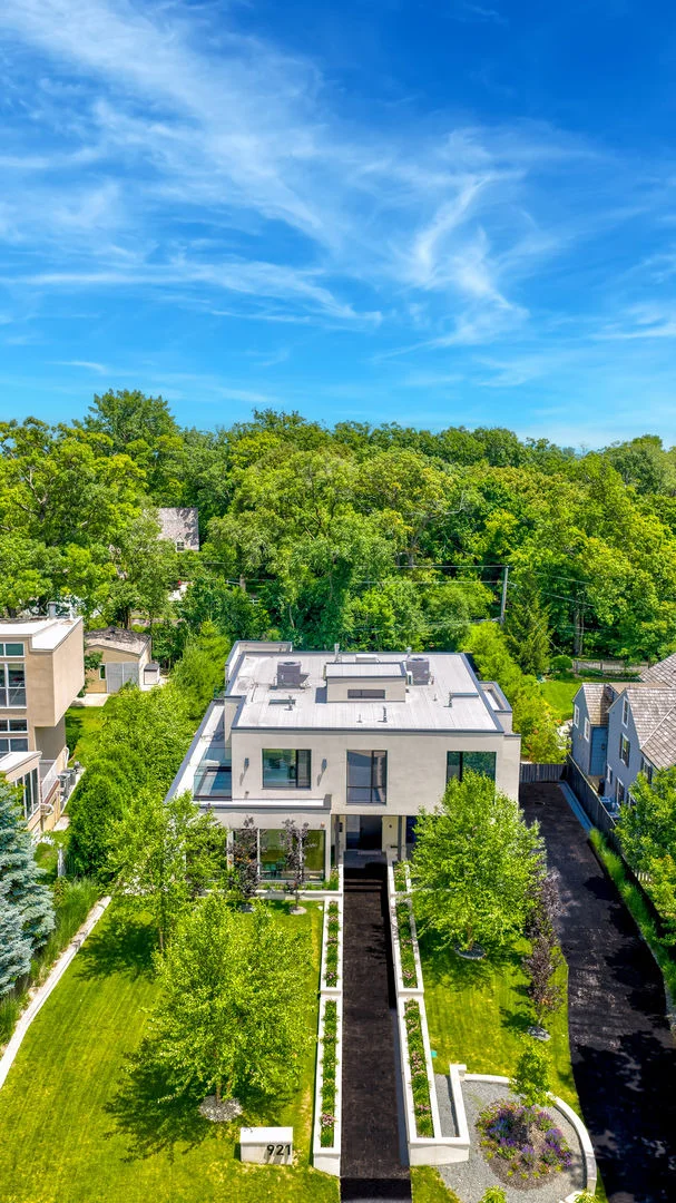Photo of 921 Sheridan Road