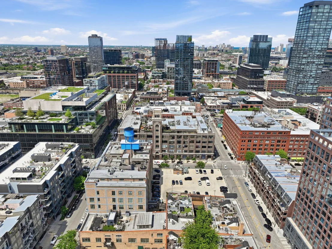 Photo of Unit 406 at 1000 W Washington Boulevard