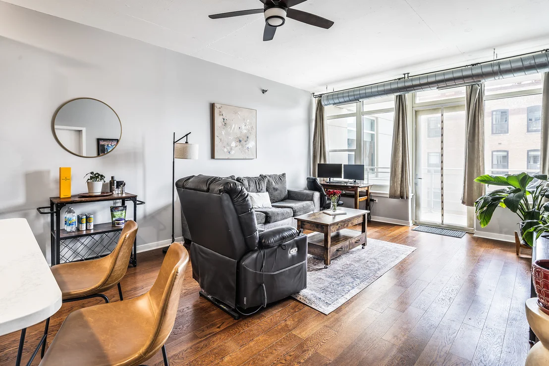 Photo of Unit 701 at 909 W Washington Boulevard