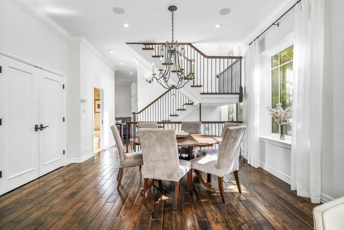 Photo of 1331 W Wolfram Street