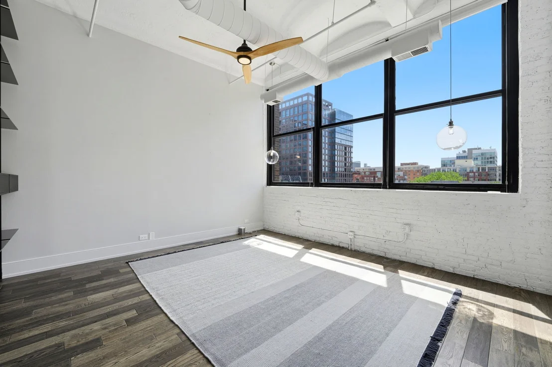 Photo of Unit 406 at 1000 W Washington Boulevard