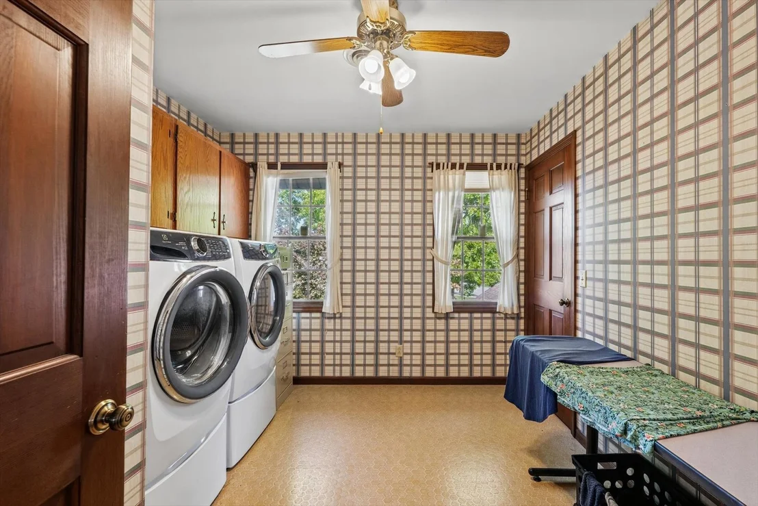 Photo of 703 Surrey Road