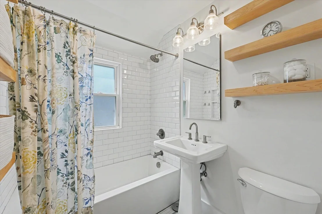 Photo of 1202 W Healey Street