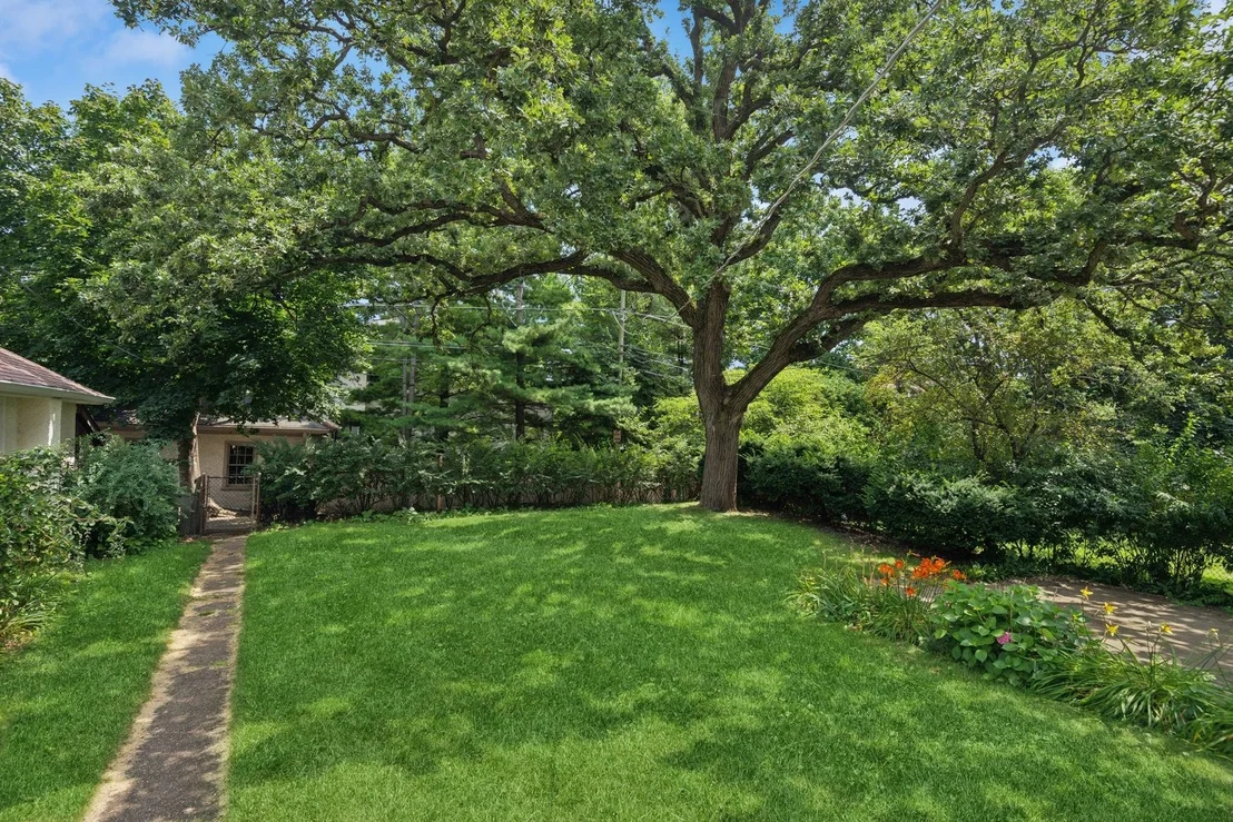Photo of 929 Sheridan Road