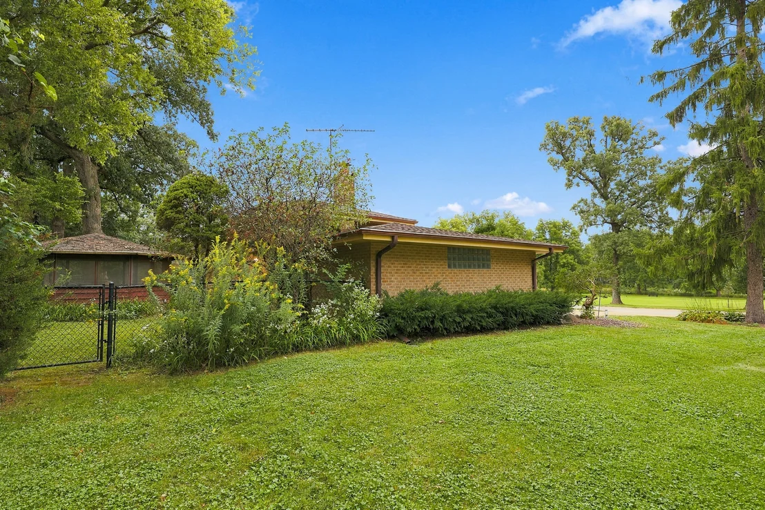 Photo of 853 Edgewater Drive