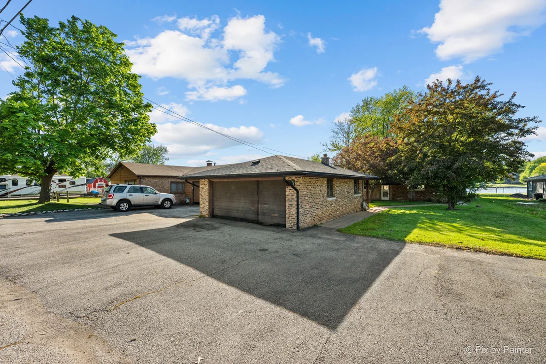 Photo of 1423 N River Road