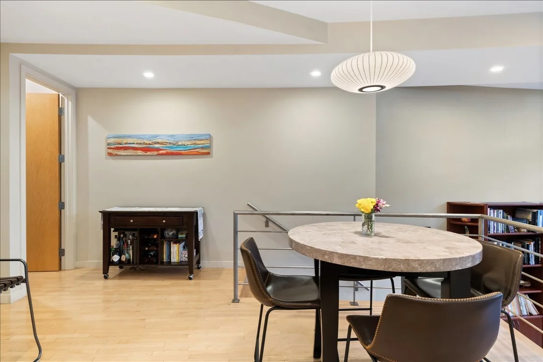 Photo of 930 W Wolfram Street