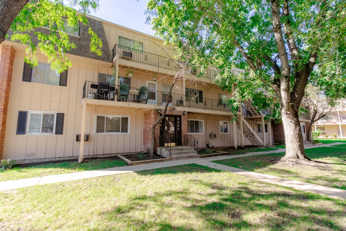 Photo of Unit 4 at 2406 Algonquin Road