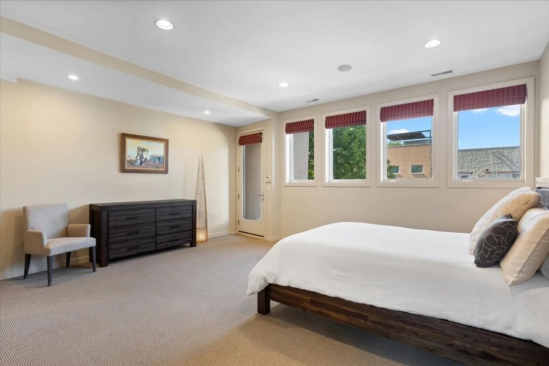 Photo of 930 W Wolfram Street