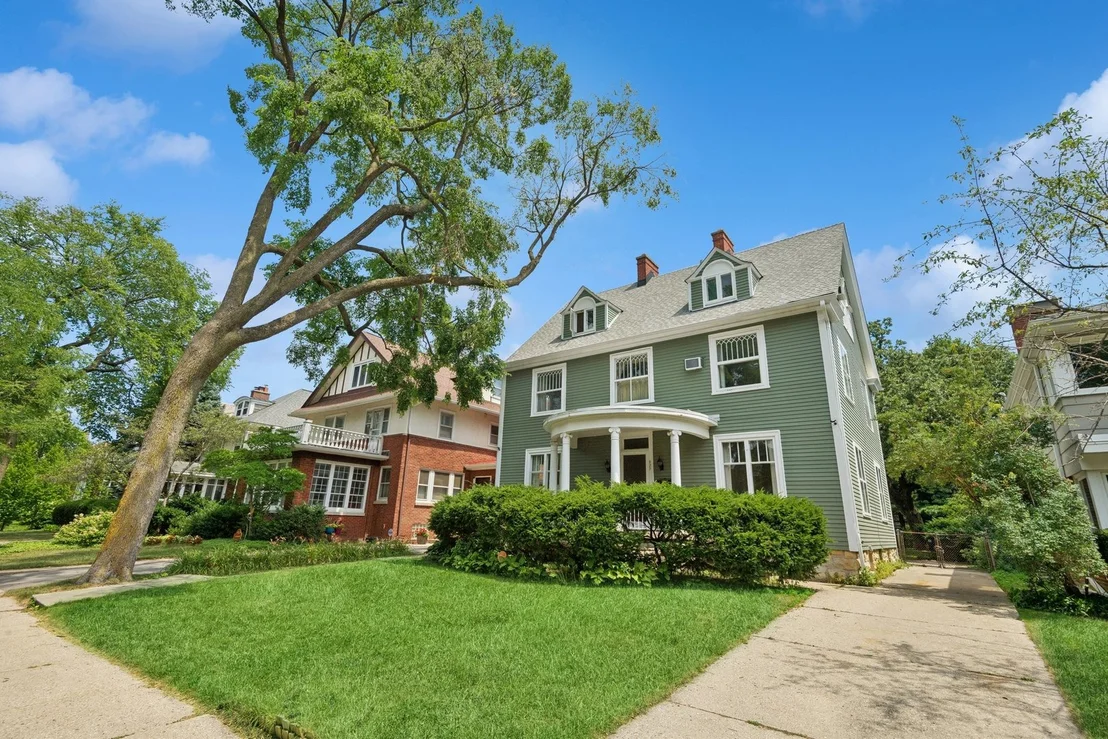 Photo of 929 Sheridan Road