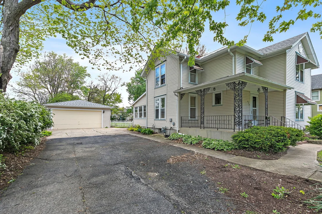 Photo of 922 Douglas Avenue