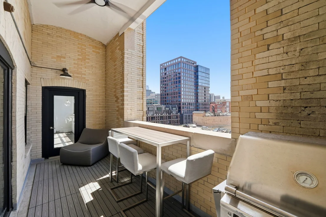 Photo of Unit 406 at 1000 W Washington Boulevard